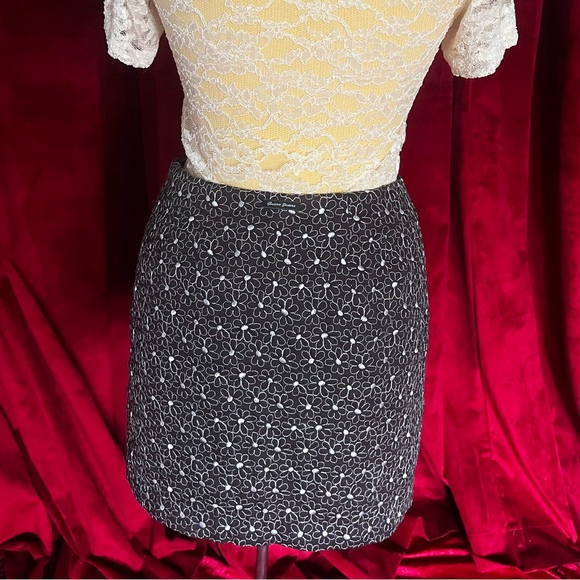 Vintage y2k Guess Black and White Floral Mini Skirt - Picture 2 of 4
